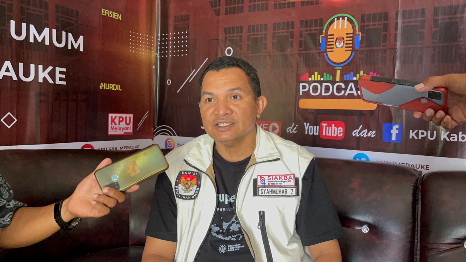 Komisioner KPU Merauke Devisi Sosialisasi Muhar Zein saat di wawancara di Kantor KPU Merauke, Rabu (23/22/2022). Foto : Ami ( Papua60detik)